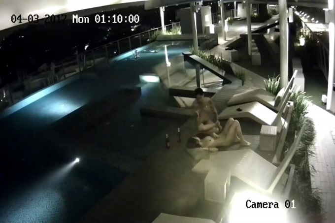 网爆门事件香港某酒店一对情侣趁着夜晚没人在顶层游泳池啪啪被监控拍下